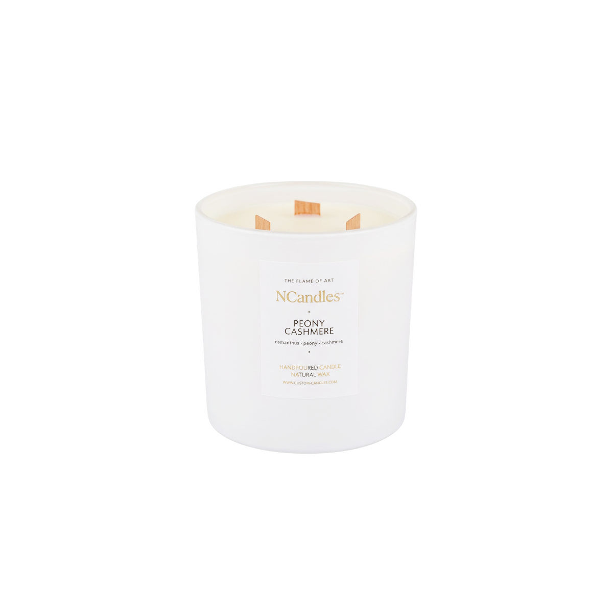 Peony Cashmere (740 g) е внушителна луксозна свещ с три дървени фитила от сертифицирана дървесина, ръчно излята от 100% чист растителен восък и висококачествени ароматни масла.

Нежният полъх на цъфнал божур се преплита с дълбоката, кадифена топлина на кашмира. Ароматът внася балансиран лукс, придавайки на пространството доза изтънченост.